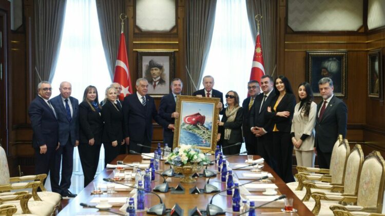 Cumhurbaşkanı Erdoğan, Türk Demokrasi Vakfı heyetini kabul etti