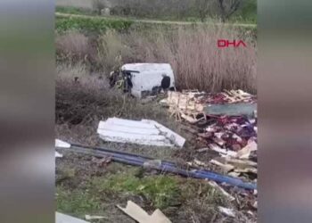 Elma yüklü çekici kanala devrildi: 1 yaralı