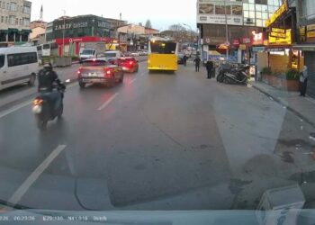 Ümraniye’de motosiklet sürücüsünün otomobile çarptığı anlar kamerada