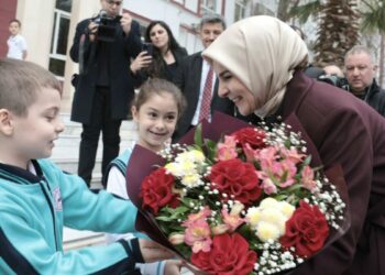 Bakan Göktaş, Bakü Türk Anadolu Lisesi’ni ziyaret etti