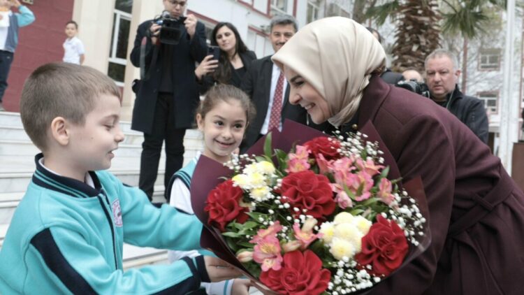 Bakan Göktaş, Bakü Türk Anadolu Lisesi’ni ziyaret etti