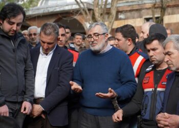 Fadıl Akgündüz, annesinin cenazesine jandarma nezaretinde katıldı