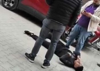 Sultangazi'de mesajla tehdit ettikleri kişiye silahlı saldırı düzenleyen şüpheliler kaçtı