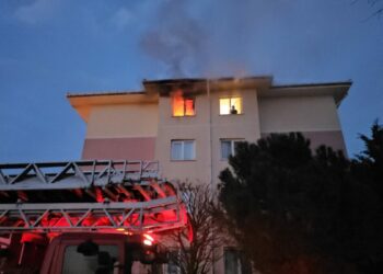 Yangında 4'üncü katta mahsur kalan kişi, merdivenli araçla kurtarıldı