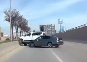 Ankara’da makas atan otomobil, hafif ticari araca çarptı: kaza anı kamerada