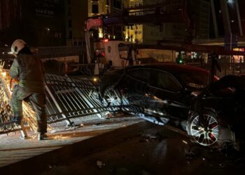 Şişli’de lüks otomobil demir korkuluklara çarptı: 3 yaralı