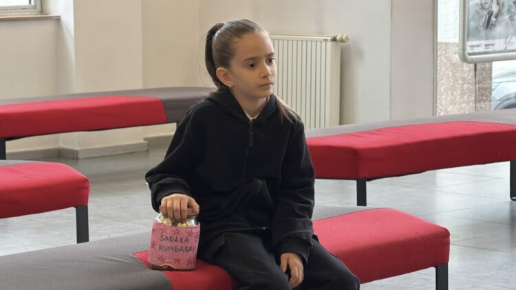Kavanozda biriken iyilik; 9 yaşındaki Berra harçlıklarını şehit ailelerine bağışladı