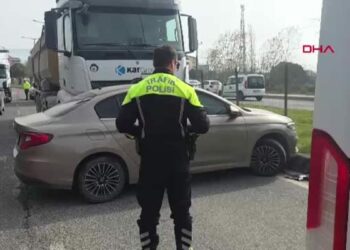 Orhangazi'de hafriyat kamyonu çarptığı otomobili sürükledi