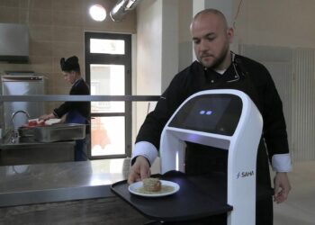 Edirne’de üniversitenin sosyal tesislerinde robot garson dönemi