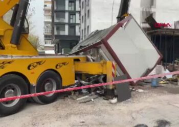 Vincin kırılan taşıma kolu, güvenlik kulübesine düştü; 2 işçi yaralandı