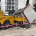 Vincin kırılan taşıma kolu, güvenlik kulübesine düştü; 2 işçi yaralandı