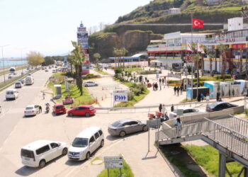 3 kişinin öldüğü heyelanın ardından bölgedeki AVM'nin araç giriş-çıkışları kapatıldı