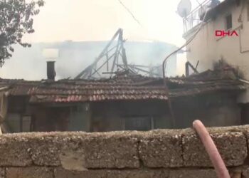 Yangın çıkan evdeki 2 kız kardeş, komşuları tarafından kurtarıldı