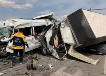 Freni boşalan kamyon, kırmızı ışıkta duran otomobil ve minibüse çarptı: 5 yaralı