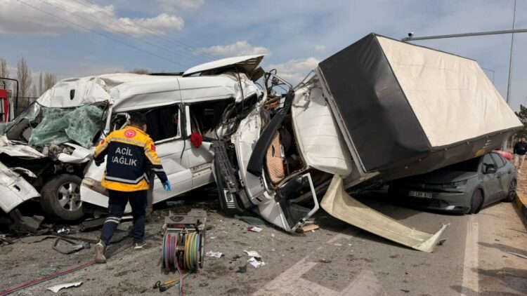 Freni boşalan kamyon, kırmızı ışıkta duran otomobil ve minibüse çarptı: 5 yaralı