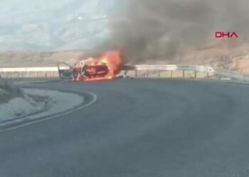 Siirt’te otomobil alev alev yandı