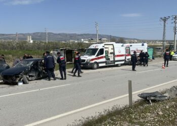 Çankırı'da 2 otomobil kavşakta çarpıştı: 4 yaralı