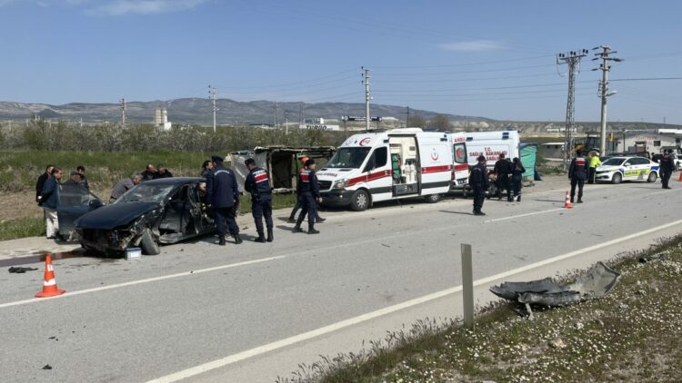 Çankırı'da 2 otomobil kavşakta çarpıştı: 4 yaralı
