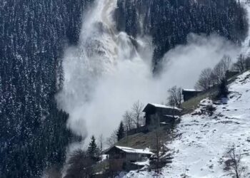 Trabzon’da çığ düşme anı kamerada