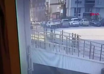 Motosiklet hafif ticari araca çarptı; o anlar kamerada