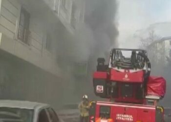 Esenyurt'ta fırında yangın çıktı; yoldan geçen belediye sulama tankeriyle müdahale edildi