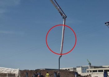 Beton pompasının bomu yüksek gerilim hattına temas etti; 1’i ağır, 2 yaralı