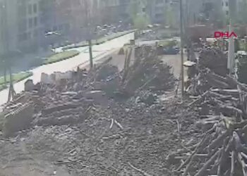Otomobil ile hafif ticari araç çarpıştı; 3 çocuk yaralı