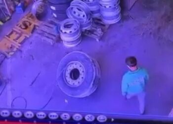 Lastiğin tamir sırasında patlaması kamerada