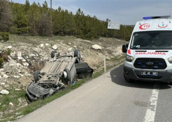 Takla atan otomobilde 2’si çocuk 4 kişi yaralandı