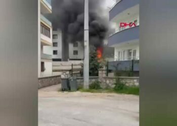 Site bahçesindeki depo alev alev yandı