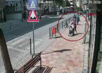 Anne ve bebeğine motosiklet çarptı: o anlar kamerada