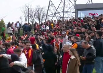 Galatasaray antrenmanda taraftarıyla buluştu