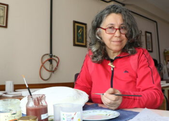 Kazanın izlerini çini fırçasıyla siliyor