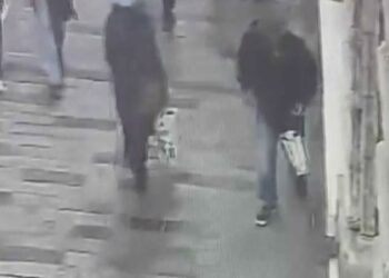 Beyoğlu’nda kaldırımda unutulan bez çantayı çalan şüpheli tutuklandı