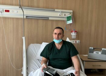 Kalbini 4 yıldır çantada taşıyor