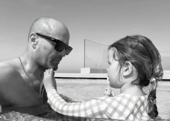 İngiliz oyuncu Jason Statham’dan sonsuzluk havuzunda poz