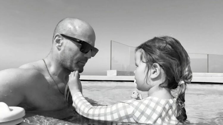 İngiliz oyuncu Jason Statham’dan sonsuzluk havuzunda poz