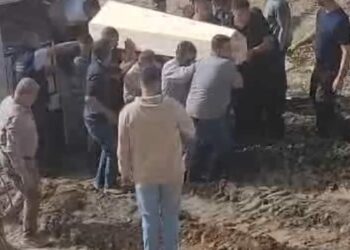 Altınları için öldürülen anne ile oğlu toprağa verildi