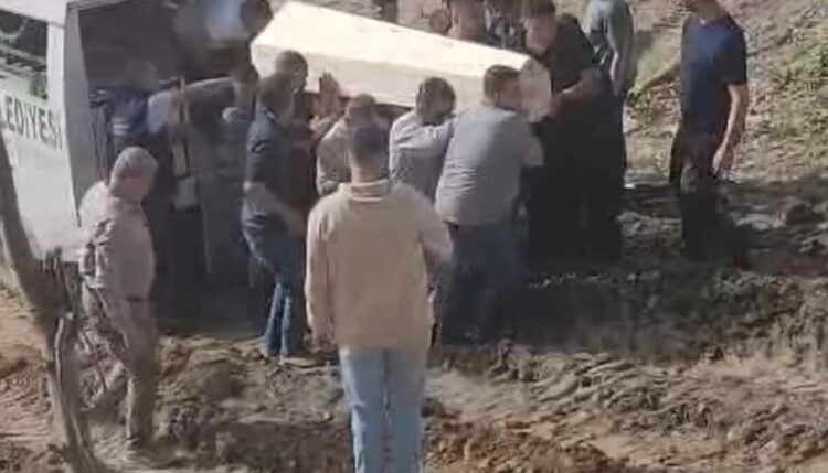 Altınları için öldürülen anne ile oğlu toprağa verildi