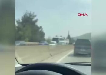 Kestel’de bariyerlere çarpan otomobil takla attı; 2 yaralı