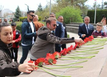 Kahramanmaraş’taki saldırıda ölenler için Bolu'da Atatürk Anıtı'na karanfil bıraktılar