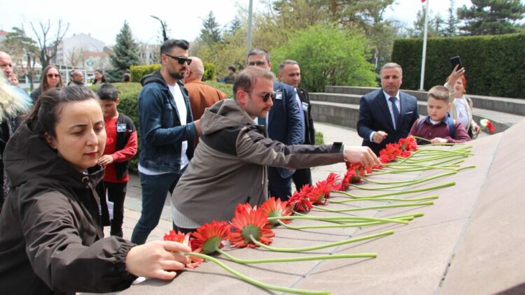 Kahramanmaraş’taki saldırıda ölenler için Bolu'da Atatürk Anıtı'na karanfil bıraktılar