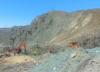 Van kara yolunda çalışmalar sürüyor, ulaşım kontrollü sağlanıyor