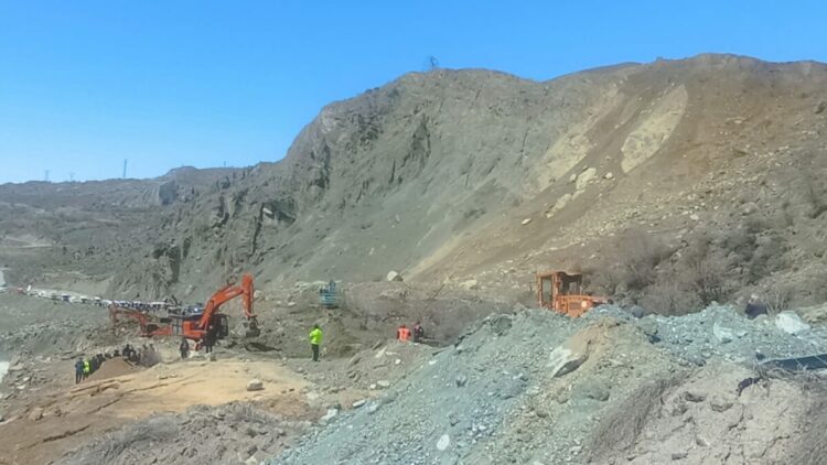 Van kara yolunda çalışmalar sürüyor, ulaşım kontrollü sağlanıyor