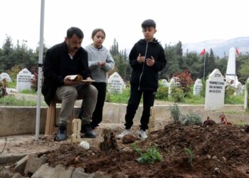 Saldırıda hayatlarını kaybeden öğrencilerin mezarlarını ziyaret edip gözyaşı döktüler