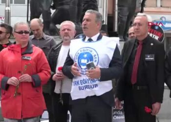 Okul saldırısında ölen öğretmen ve öğrenciler için karanfil bırakıldı