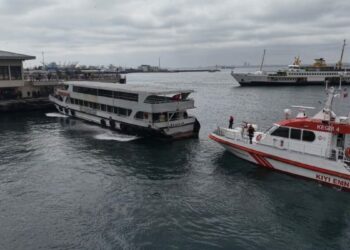 Kadıköy'de yolcu teknesinde çıkan yangın söndürüldü