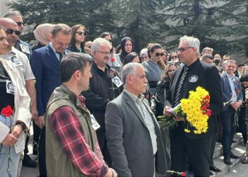 Kahramanmaraş’ta okul saldırısında ölen öğretmen ve öğrenciler için Nevşehir’de karanfil bırakıldı