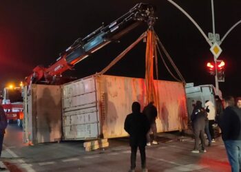 Arnavutköy’de TIR devrildi, yol trafiğe kapandı