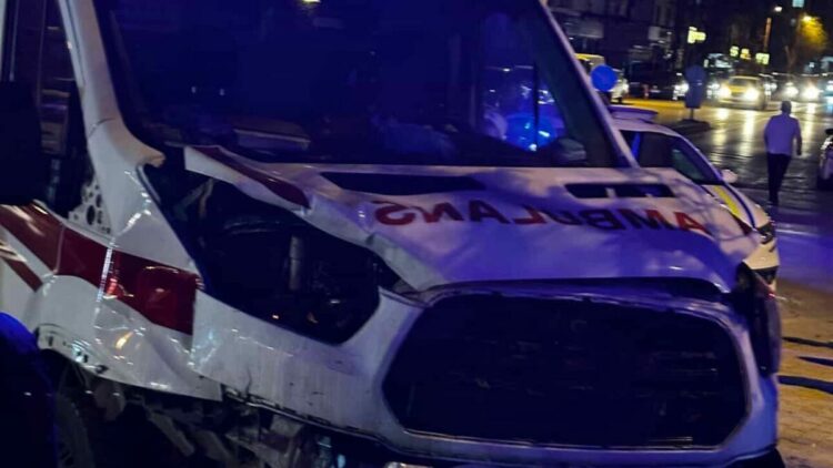 Ankara’da ambulans ile hafif ticari araç kafa kafaya çarpıştı; 4 yaralı